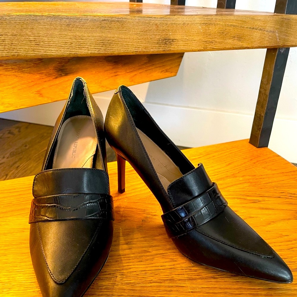 Banana Republic, black pump heels, size 7, like new